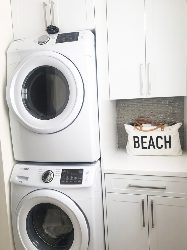 Building Photo - Furnished Short Term Rental - 108 NE 19th St