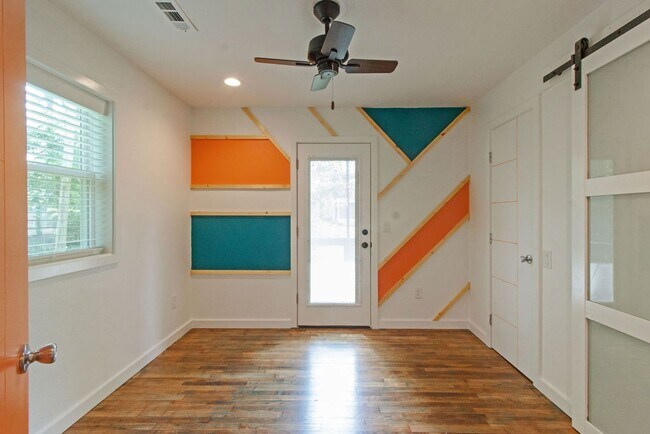 Building Photo - Pet-Friendly 1-Bedroom Apartment in Downtown Rogers –  Move-In Special!