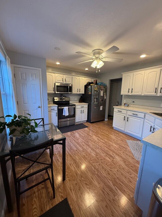 Building Photo - Beautiful 4 Bedroom Near Summit School! Avail January 2026,  Monthly rent $1,980