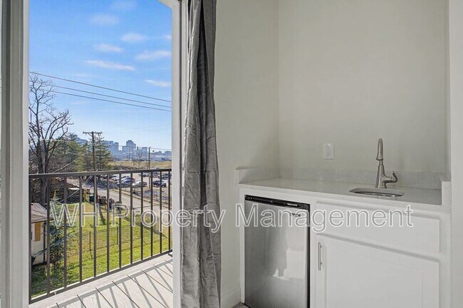 Building Photo - 123 Berry St