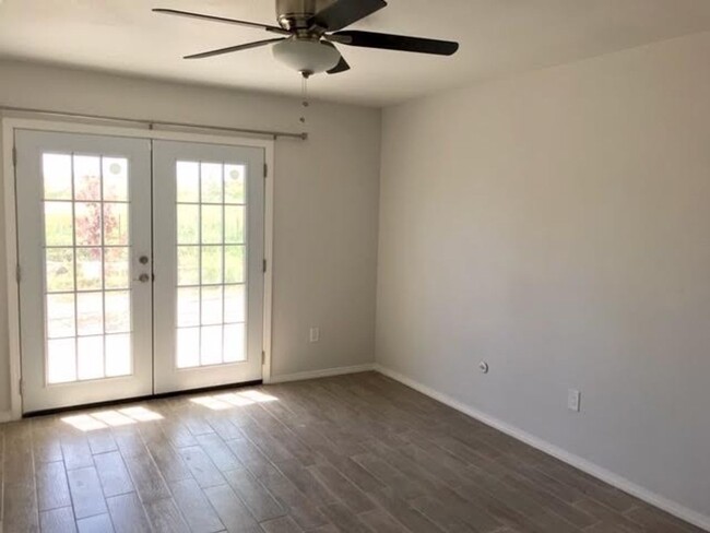 Building Photo - Beautiful remodeled duplex with granite co...