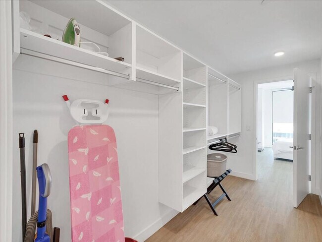 Building Photo - 817 N 6th St