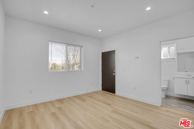 Building Photo - 618 E 28th St