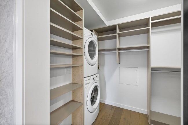 Building Photo - Luxurious 1 bedroom in Capital Hill!