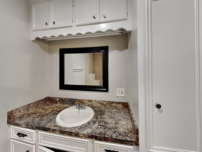 Building Photo - 14002 Edenglen Dr