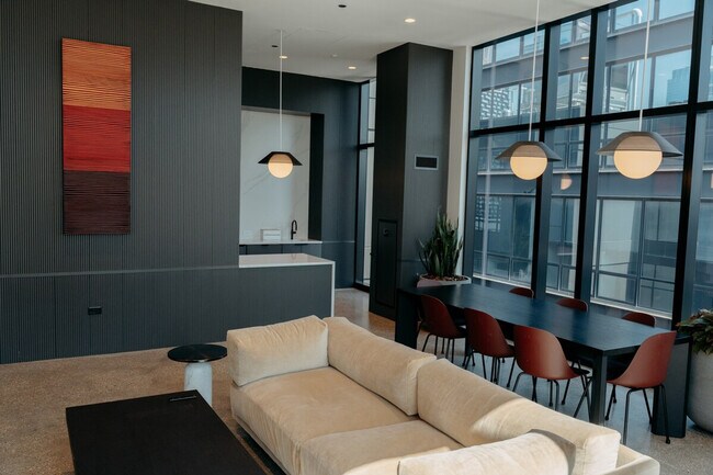 Building Photo - 755 S Clark St