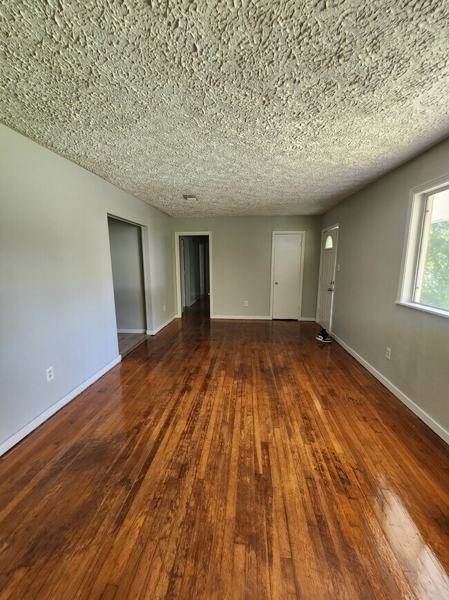 Building Photo - 306 N Southland Dr