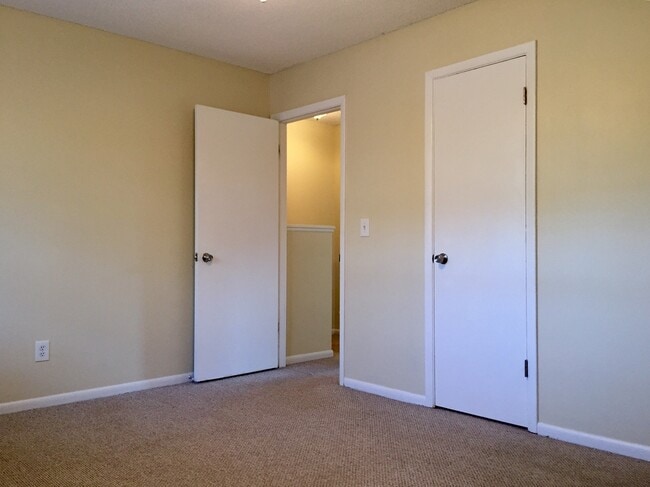 Building Photo - 2 Bed 1.5 Bath two story condo.