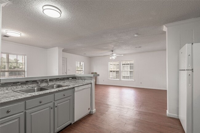 Building Photo - 144 Varsity Dr