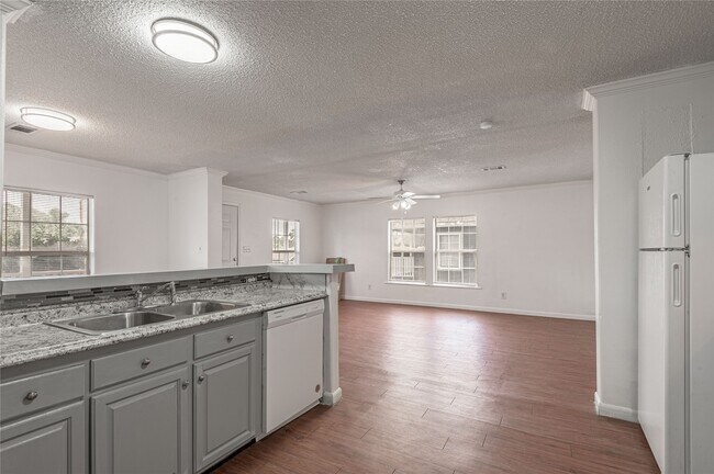 Building Photo - 144 Varsity Drive