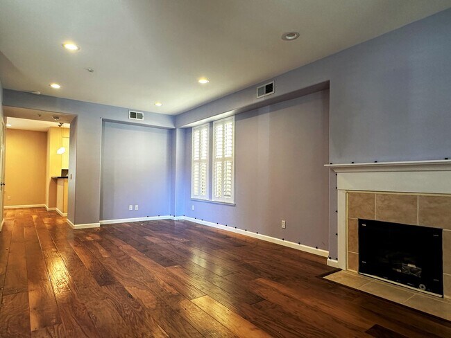 Building Photo - Gorgeous 3 bedroom, 2 and a half bathroom townhome in Hamilton Field for rent!