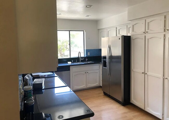 Building Photo - 4044 La Jolla Village Dr