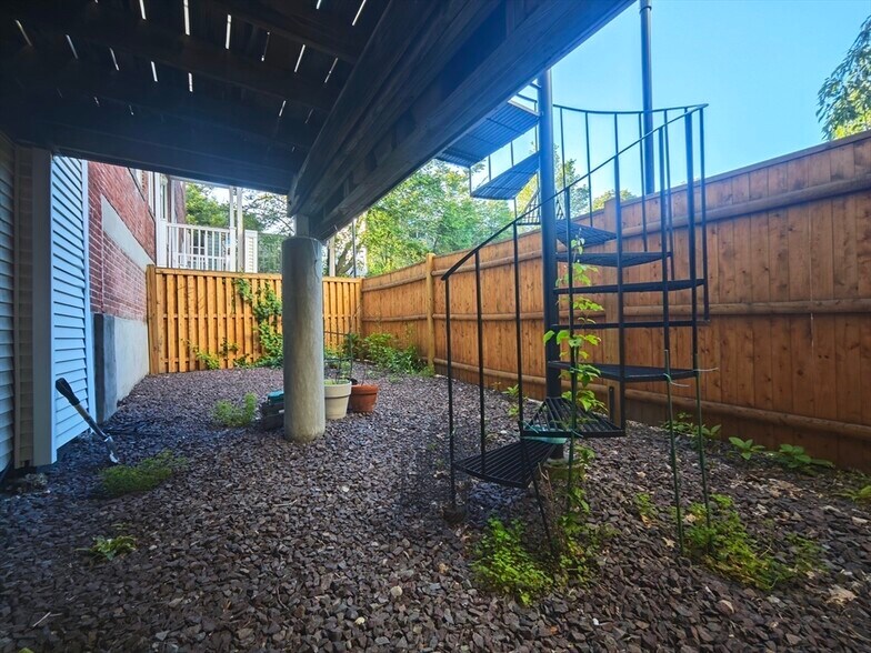 Building Photo - 218 Thorndike St