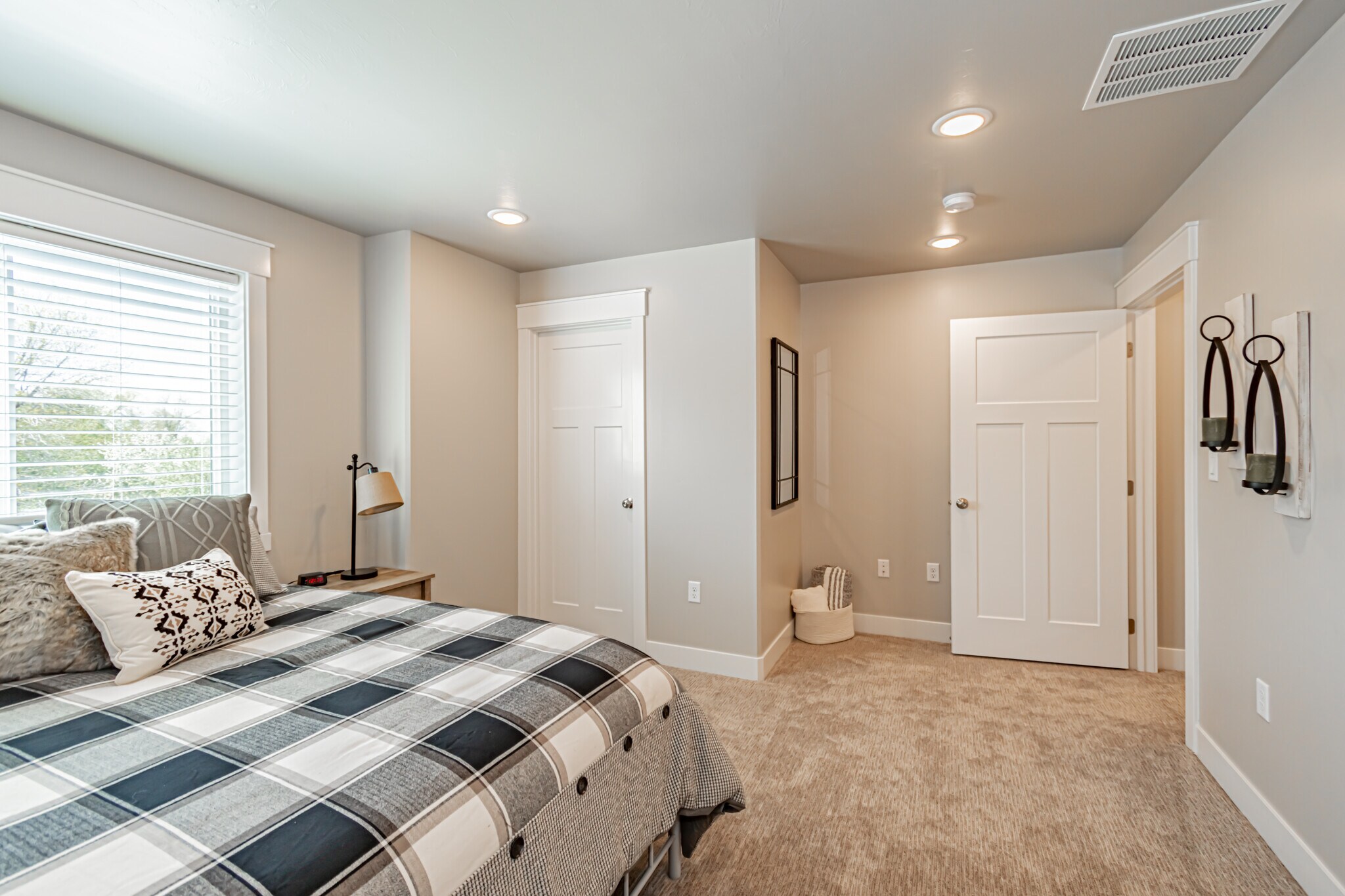 Building Photo - 380 S 3rd W