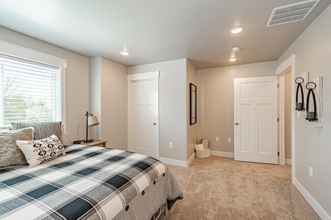 Building Photo - 380 S 3rd W