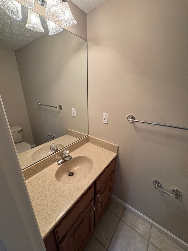 Building Photo - 2 Bed 2 full and 2 1/2 Bath- Imperial PA