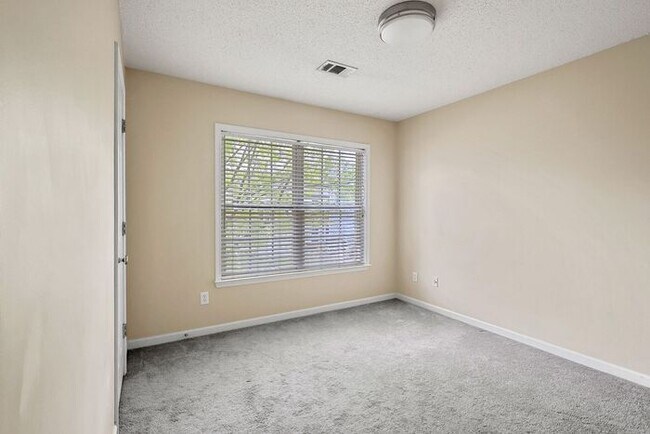 Building Photo - 3325 Ridgefair Dr