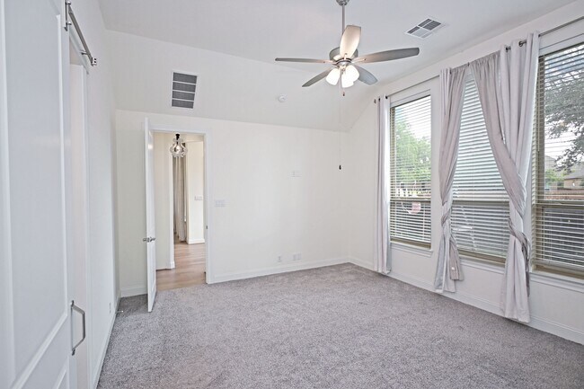 Building Photo - 1438 Oaklawn Dr