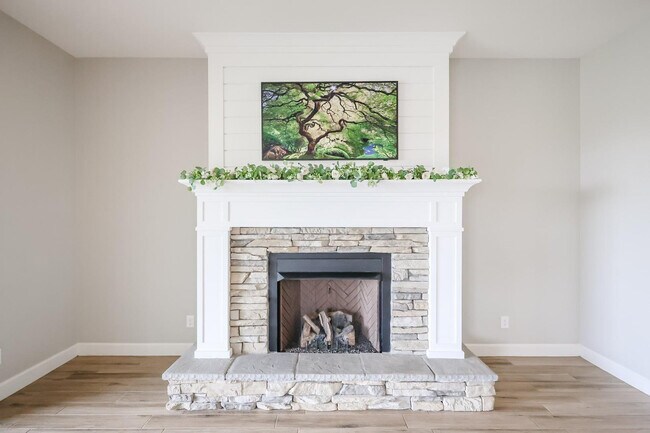 Building Photo - 1424 E Pedro Rd