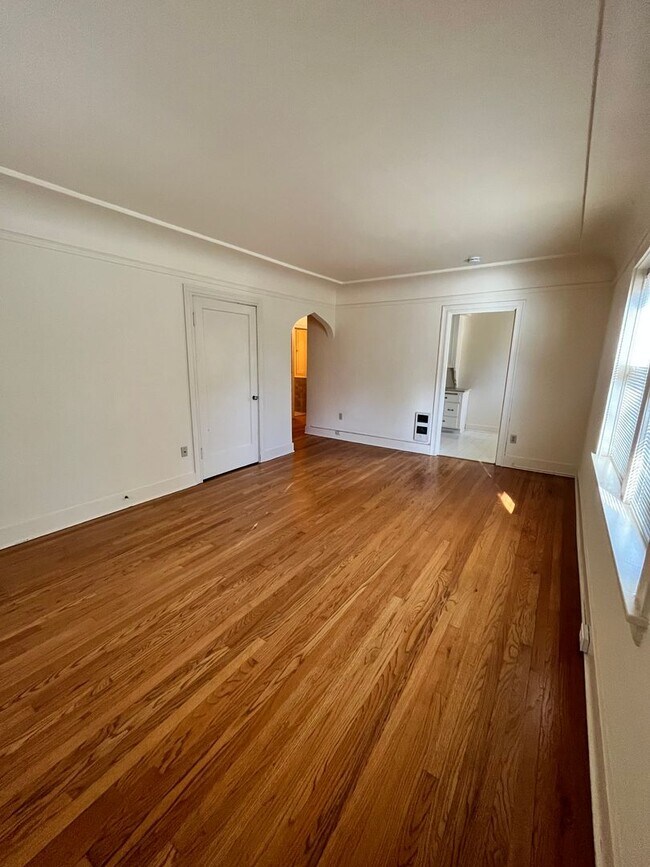 Glen Eden LLC 921 1st Ave W Seattle WA 98119 Apartment Finder