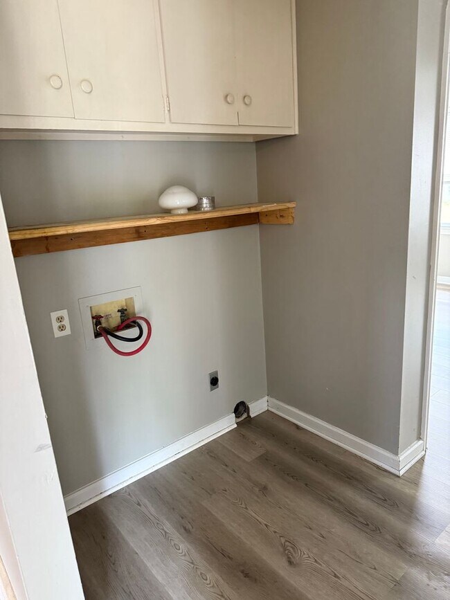 Building Photo - 2 Bed / 1 Bath
