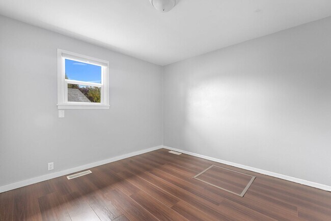 Building Photo - 2 Bedroom, 1 Bathroom Available!