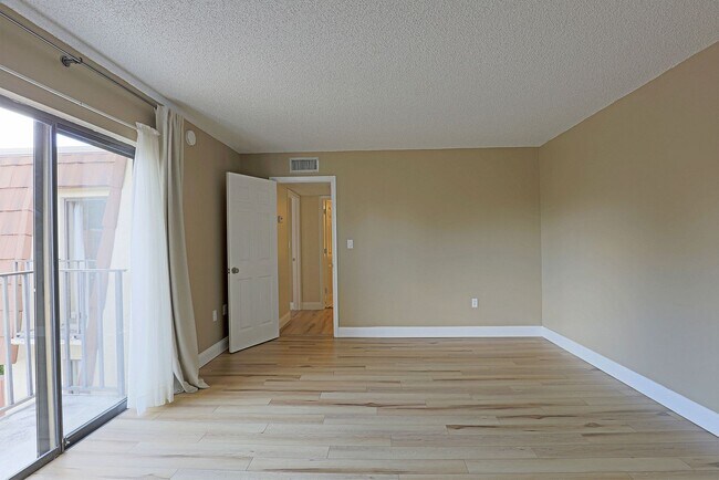 Building Photo - 5219 Cedarbend Dr