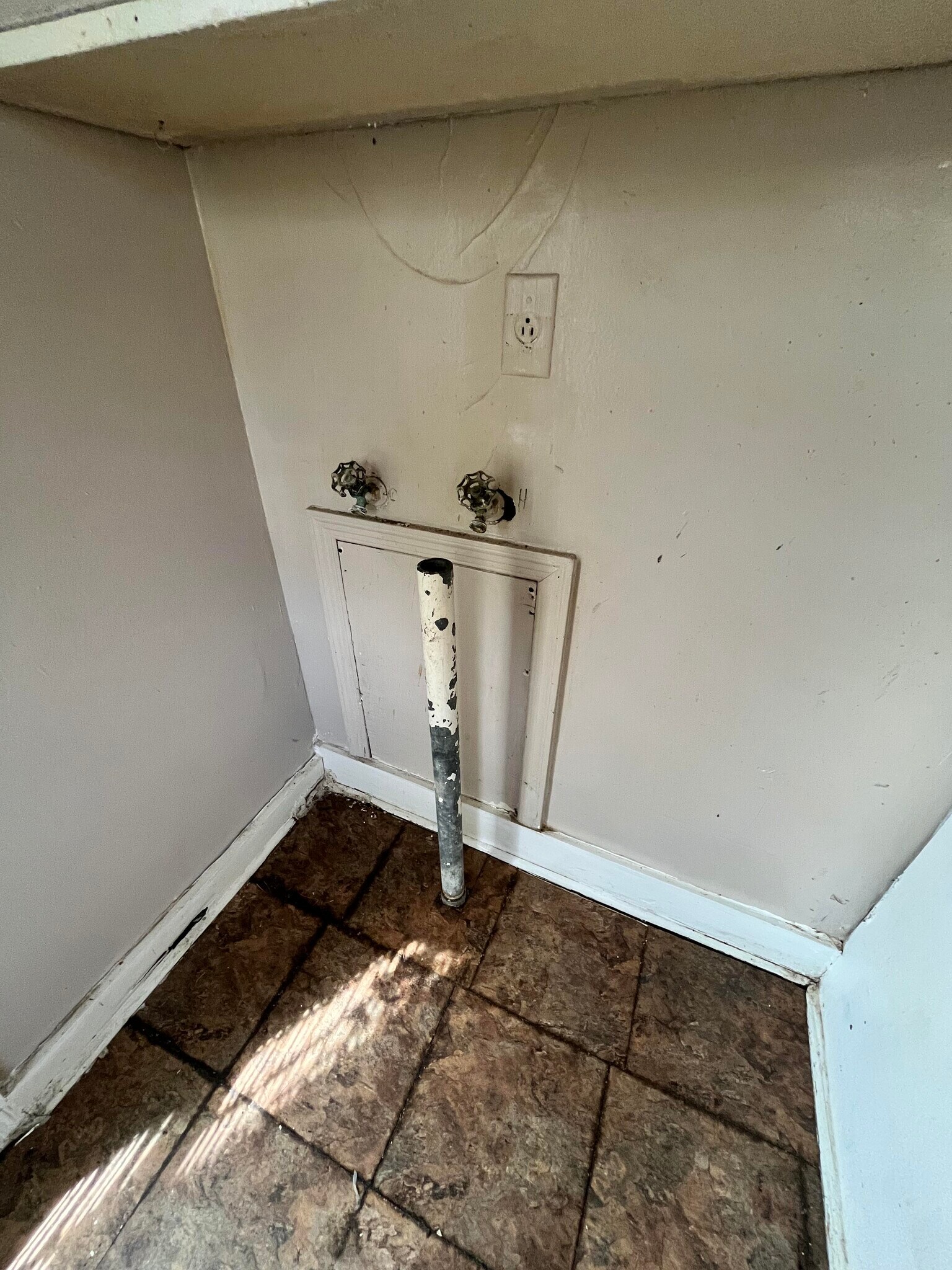 Building Photo - 1958 Kenny St