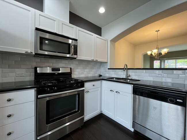 Building Photo - 2 Bedroom 2.5 Bathroom with 2 Tandem Car garage ~ Convenient Cedar Mill Location Near St. Vincent...