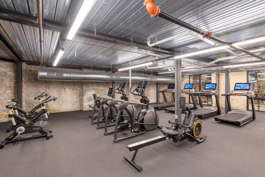 Building Photo - 1009 W Juneau Ave