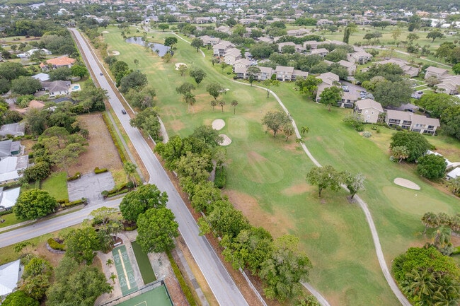 Building Photo - 18081 SE Country Club Dr