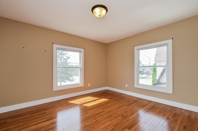 Building Photo - 422 Cadwell Ave NW