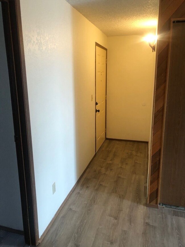 Building Photo - 2 Bed/1 Bath, 1000 SqFt, Utilities Pd, Fireplace, Vaulted Ceilings, More!