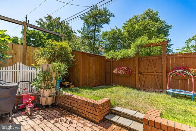 Building Photo - 912 Green St