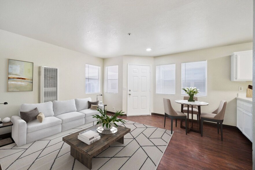 Interior Photo - Peach Street