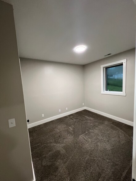 Building Photo - 704 W 15th St