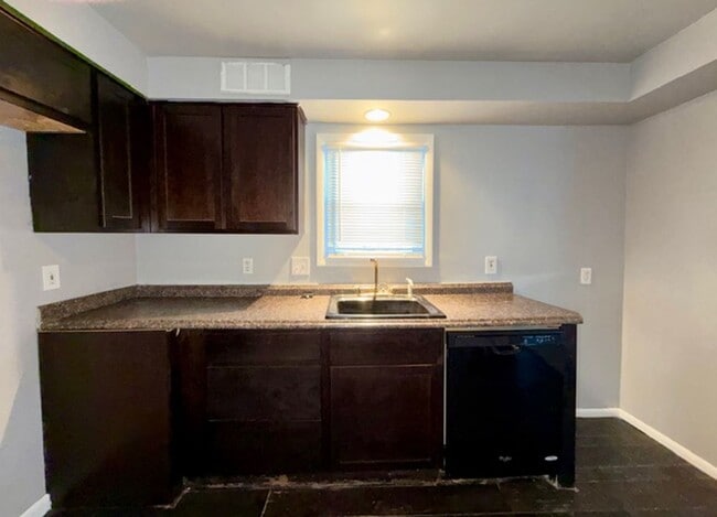 Building Photo - 2 Bedroom 1 Bath House For Lease