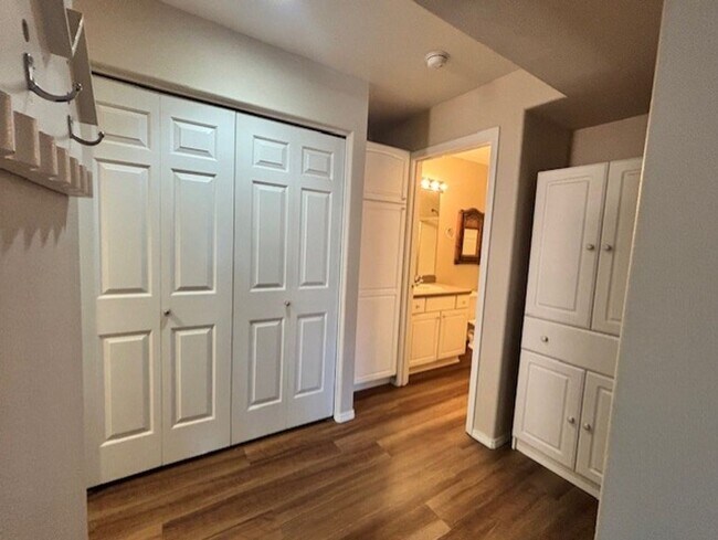 Building Photo - Lower Level Sunriver Condominium Unit - Powder Village H5