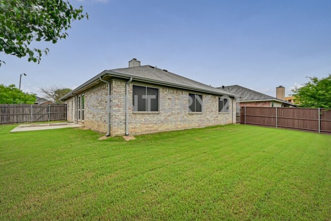 Building Photo - Well Maintained and Tastefully Updated 3/2...