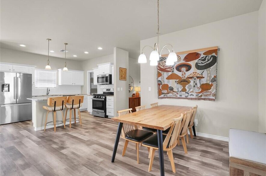 Building Photo - 1004 Village Dr