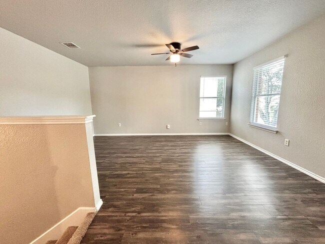 Building Photo - Spacious 3 beds, 2.5 baths in Bristol Forest!