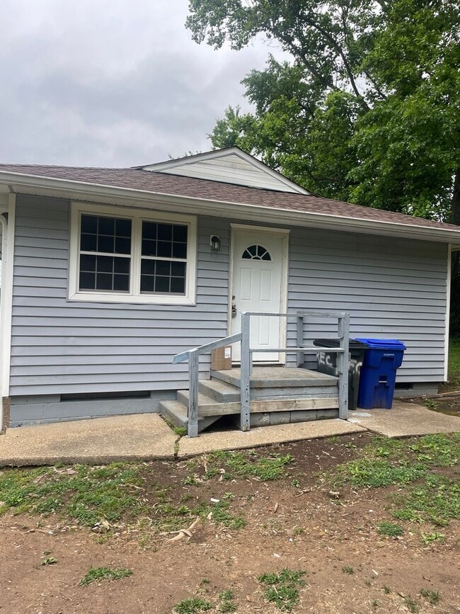 Building Photo - Oak Ridge 37830 - Move-In Ready 2 bedroom duplex - Call Lisa or Shannon