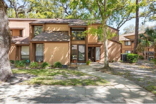 Building Photo - 8 Fairways Cir
