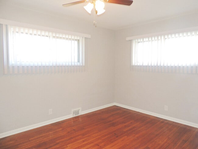 Building Photo - 3 Bed - 1 Full Bath Ranch for Rent