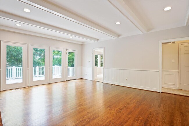 Building Photo - Magnificent 5 Bedroom, 4.5 Bathroom Bethes...