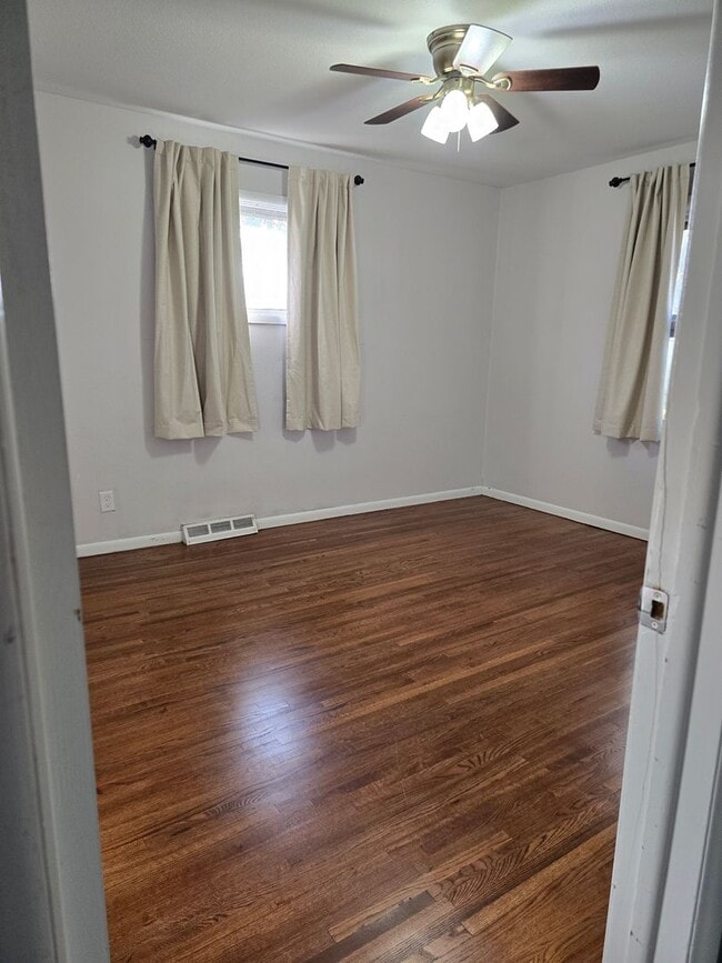 Building Photo - 3 BED 1.5 BATH HOME IN PARK CITY