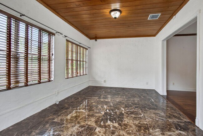 Building Photo - Historic West Palm Beach single-family home, with guest cottage!