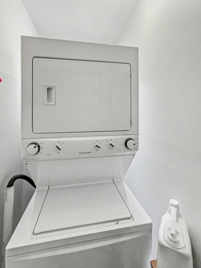 Building Photo - 1204 E Lambright St