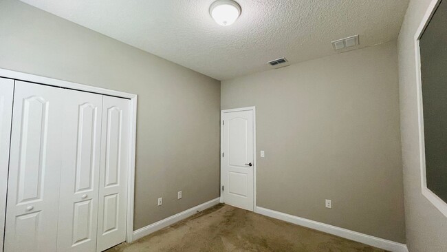 Building Photo - Stunning and Spacious  4/2 plus BONUS ROOM...