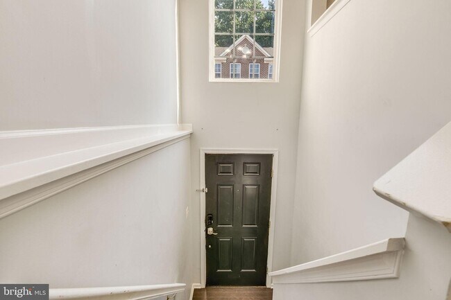 Building Photo - 7742 Valley Oak Dr